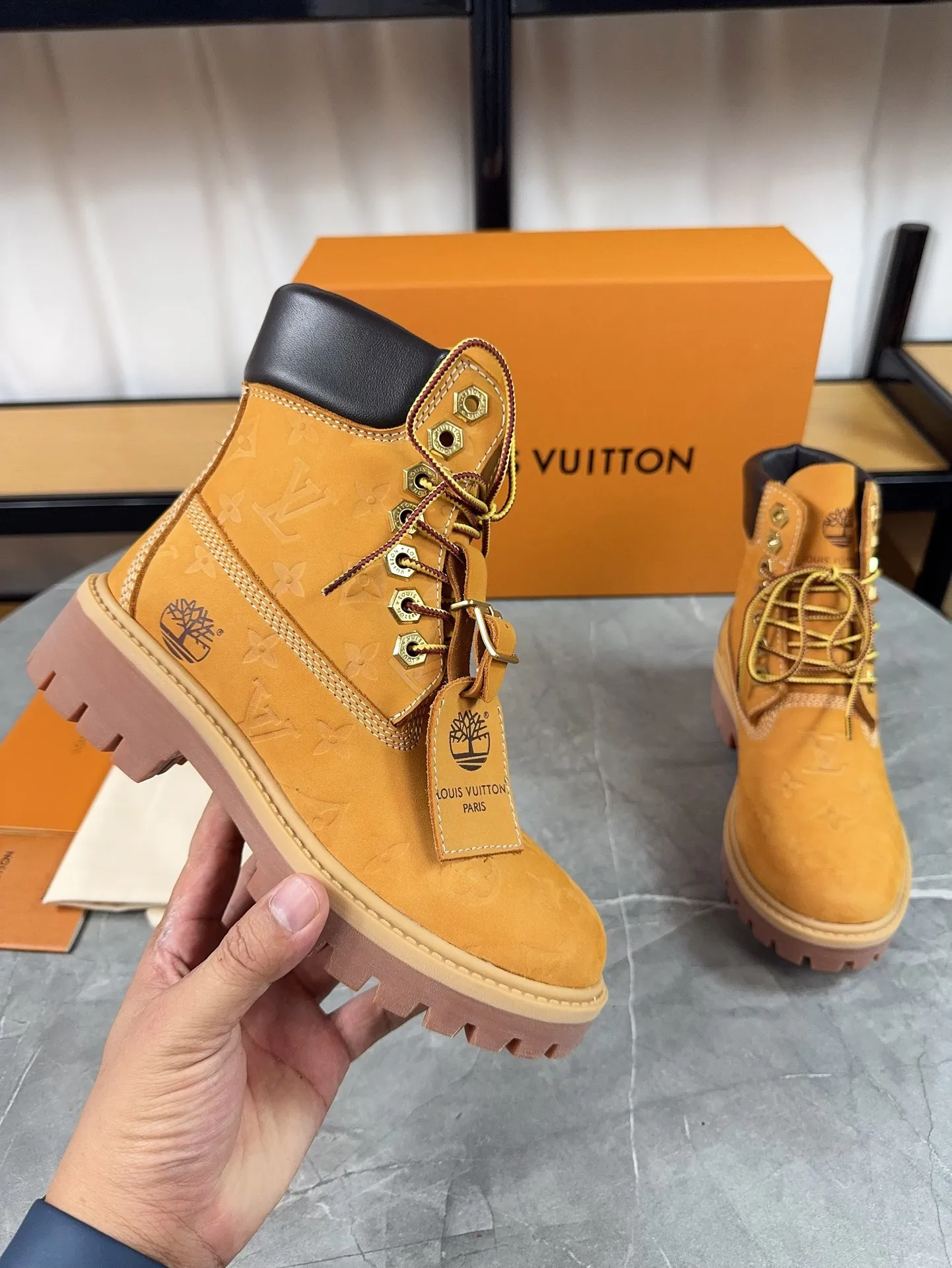 Couple model 💰700 ❤️Top version: Couple model LV x Timberland Timberland joint model Presbyopia Embossed Rhubarb boots Ankle boots Short boots LV x Timberland ankle boots are made of Monogram embossed waterproof nubuck cow leather, relying on the brand's exquisite craftsmanship to carefully reshape the classic Timberland 6-inch boot shape in Italy, and make an eye-catching appearance in 2024 created by Pharrell Williams with American workwear style Autumn and winter menswear show. Monogram embossed tongue, original Timberland laces and outsole are exquisite details, and the leather label expresses the cooperation logo. Exquisite packaging at the delivery counter🛍📦 ▪️Material: Original customized imported first-layer cowhide ▪️Inner lining: Original customized leather lining/mesh lining ▪️Outsole: Original molded anti-slip rubber material ▪️Sole thickness: 3.5CM ▪️Size: Women's 35-40 Men's 39-46